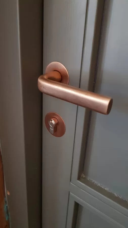 Koka durvju rokturis, aizslēdzamās