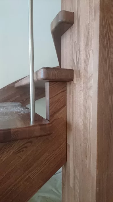 Koka kāpņu uzstādīšana